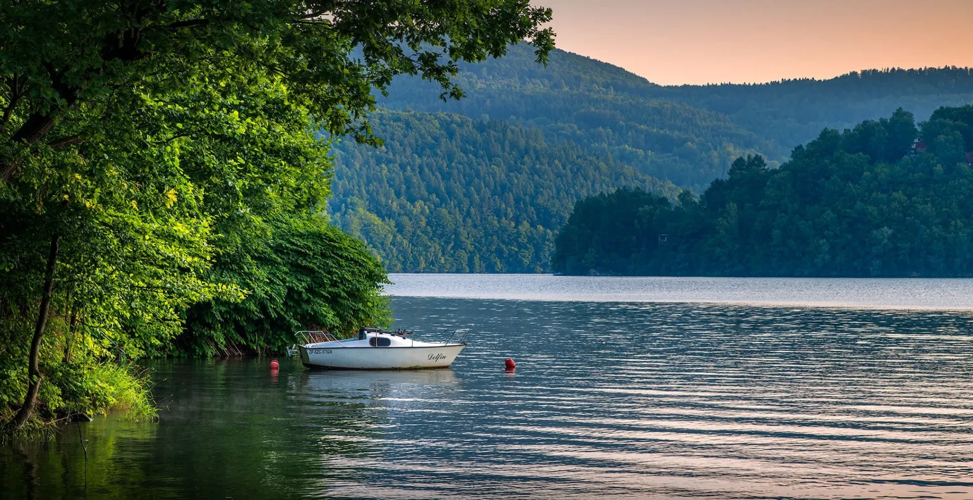 Widok na jezioro i góry